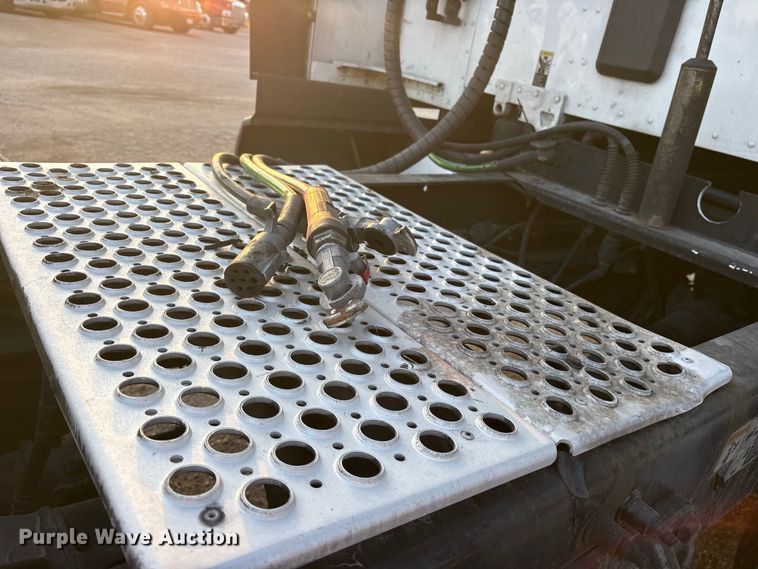 image for item ES8144 2019 Kenworth T680 semi truck