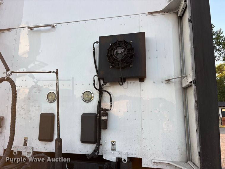 image for item ES8144 2019 Kenworth T680 semi truck