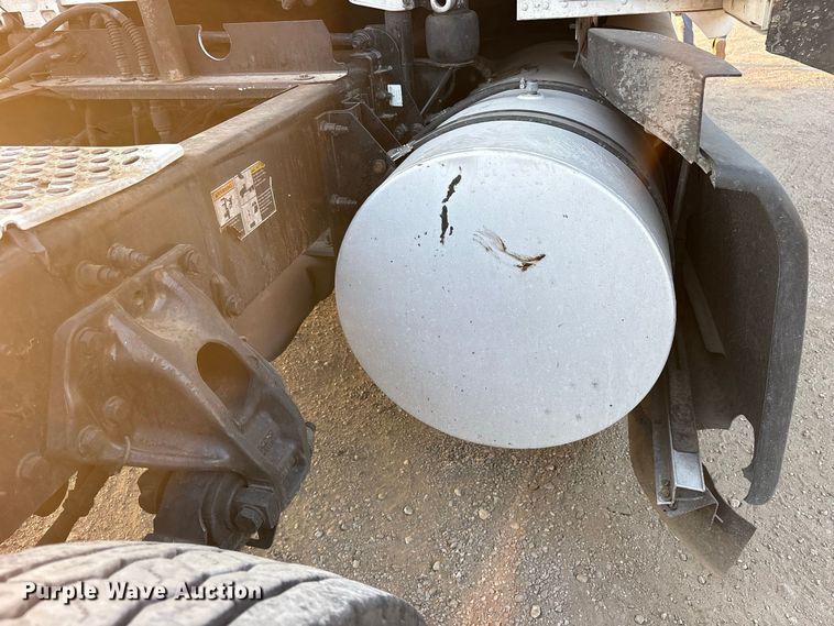 image for item ES8144 2019 Kenworth T680 semi truck