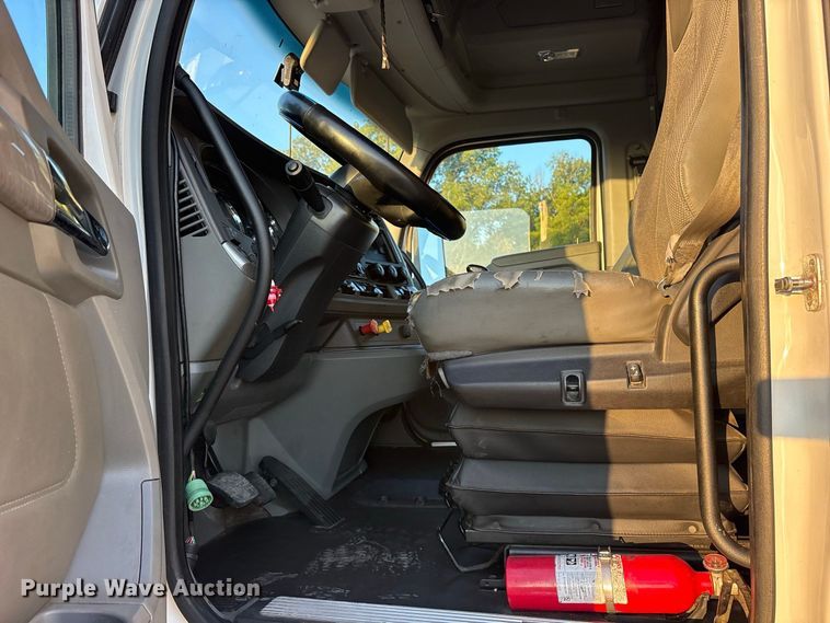 image for item ES8144 2019 Kenworth T680 semi truck