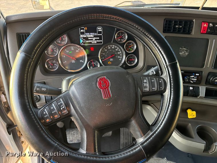 image for item ES8144 2019 Kenworth T680 semi truck