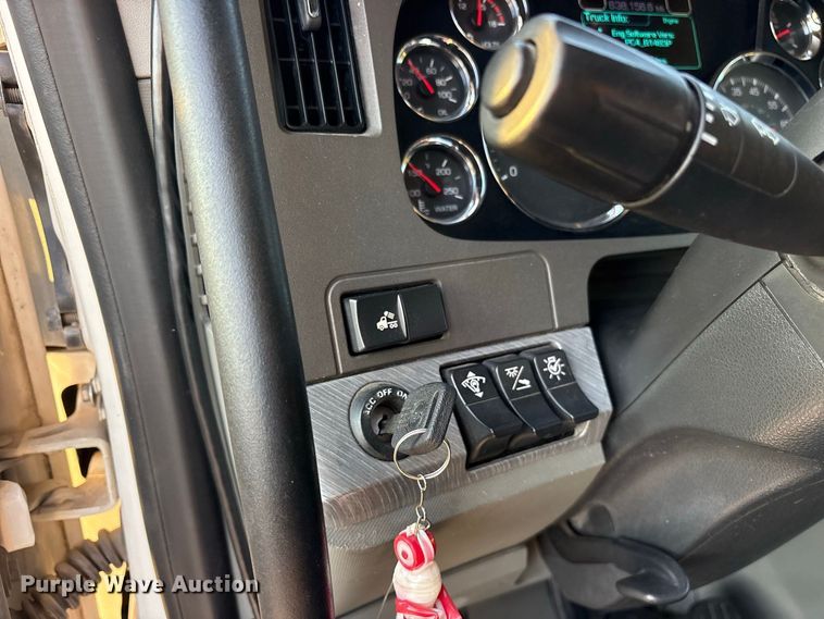 image for item ES8144 2019 Kenworth T680 semi truck