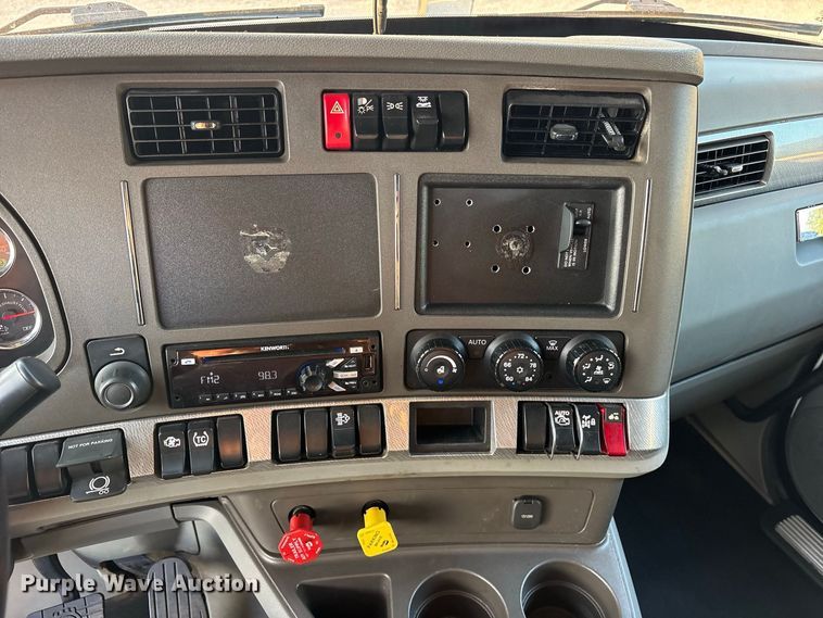 image for item ES8144 2019 Kenworth T680 semi truck