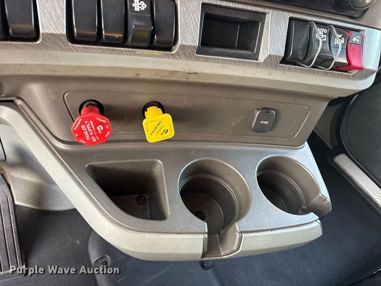 image for item ES8144 2019 Kenworth T680 semi truck