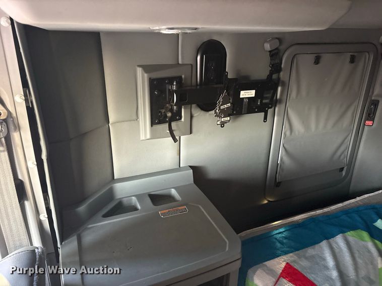 image for item ES8144 2019 Kenworth T680 semi truck