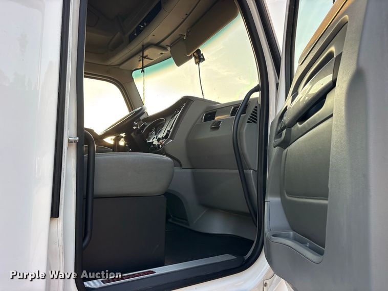 image for item ES8144 2019 Kenworth T680 semi truck