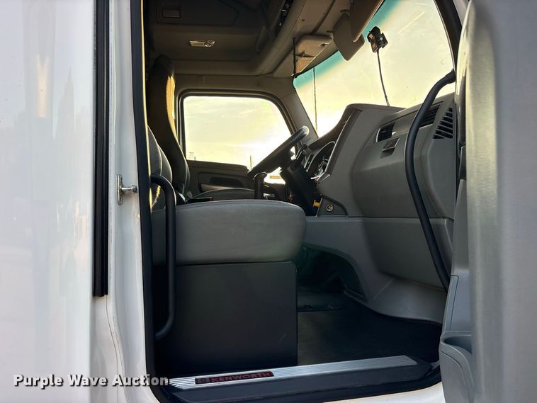 image for item ES8144 2019 Kenworth T680 semi truck
