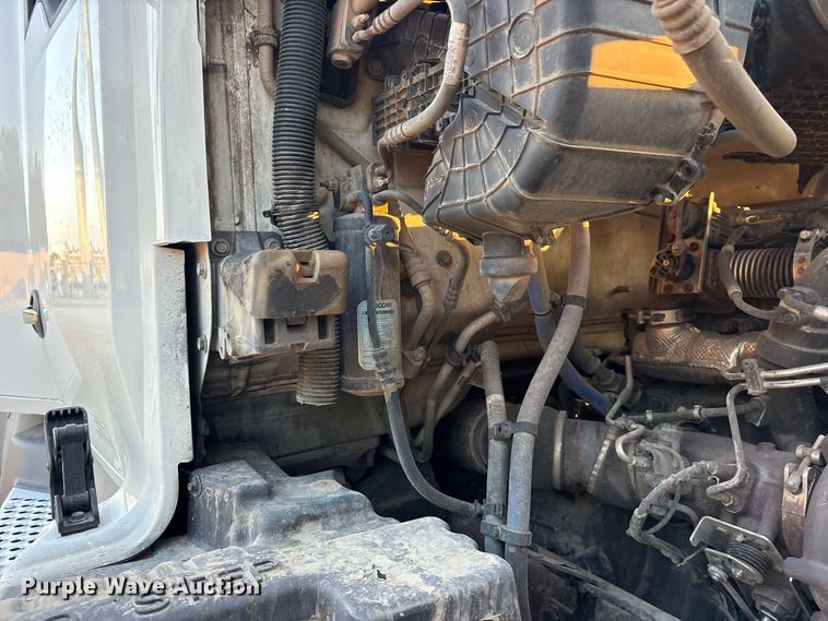 image for item ES8144 2019 Kenworth T680 semi truck