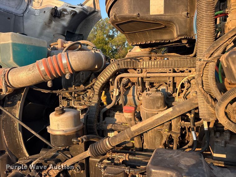 image for item ES8144 2019 Kenworth T680 semi truck