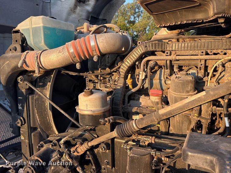 image for item ES8144 2019 Kenworth T680 semi truck