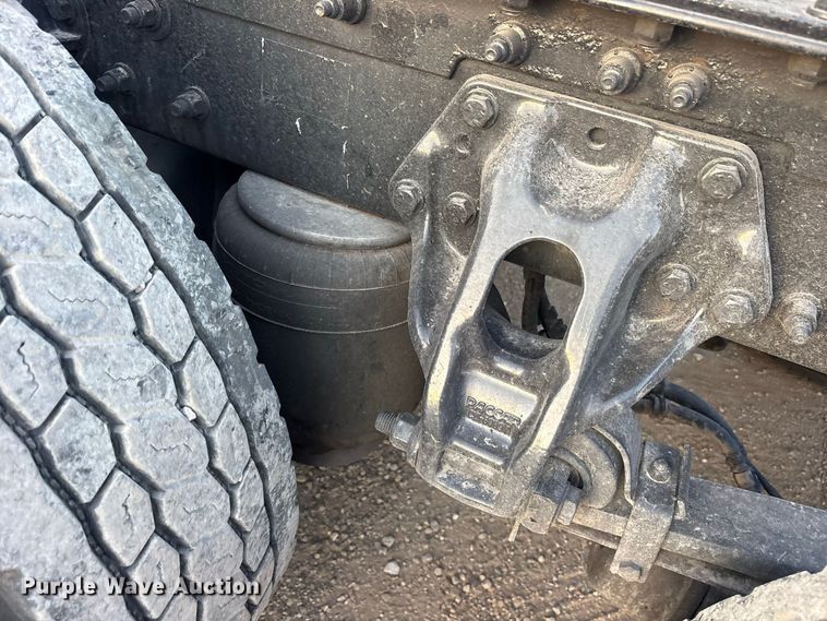 image for item ES8144 2019 Kenworth T680 semi truck