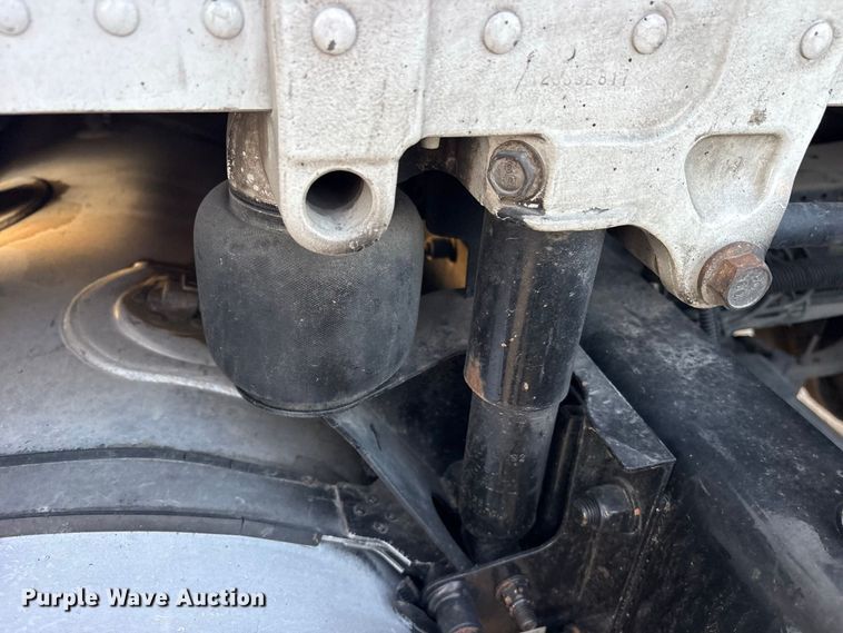 image for item ES8144 2019 Kenworth T680 semi truck