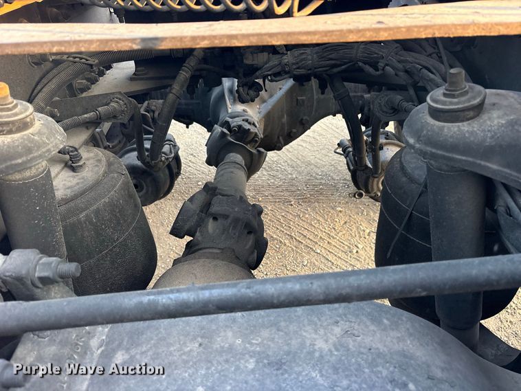 image for item ES8144 2019 Kenworth T680 semi truck