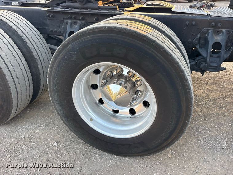 image for item ES8144 2019 Kenworth T680 semi truck