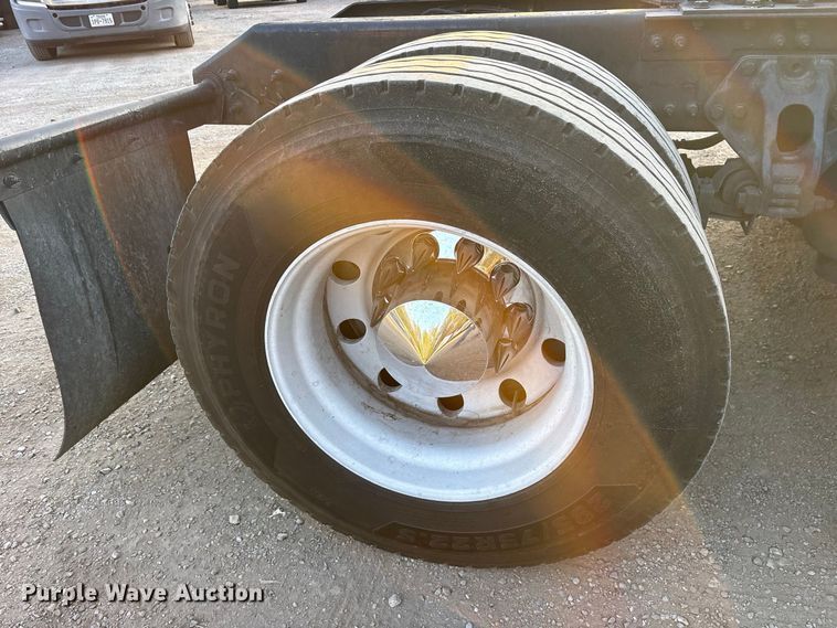 image for item ES8144 2019 Kenworth T680 semi truck