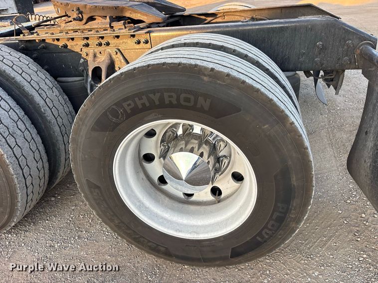 image for item ES8144 2019 Kenworth T680 semi truck