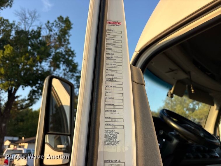 image for item ES8144 2019 Kenworth T680 semi truck