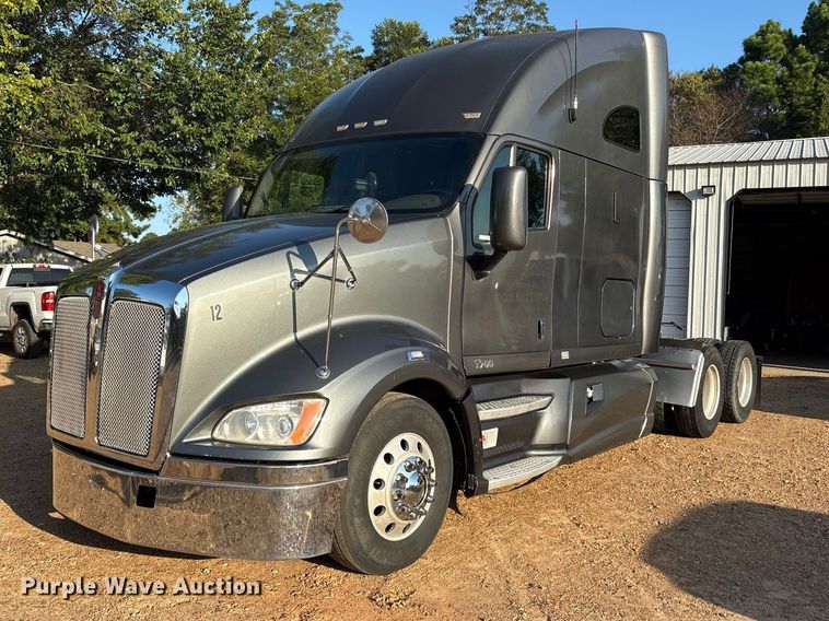 2011 Kenworth T700 Series semi truck