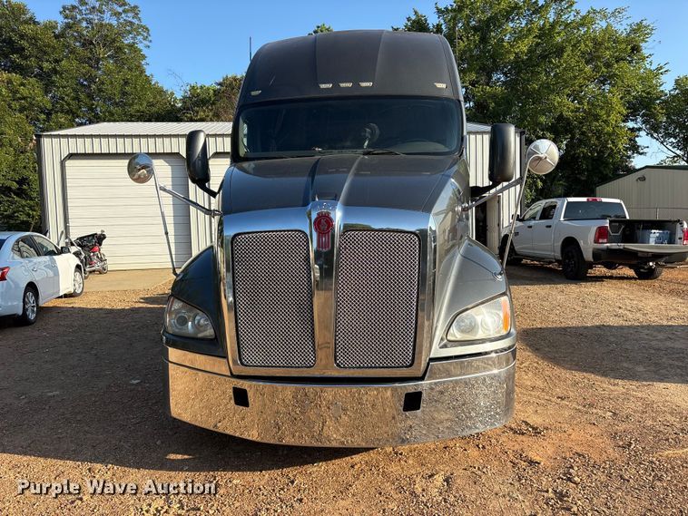 image for item ET0399 2011 Kenworth T700 Series semi truck