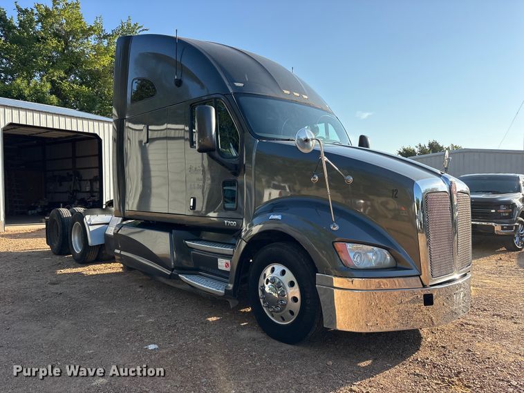 image for item ET0399 2011 Kenworth T700 Series semi truck