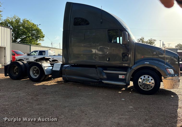 image for item ET0399 2011 Kenworth T700 Series semi truck