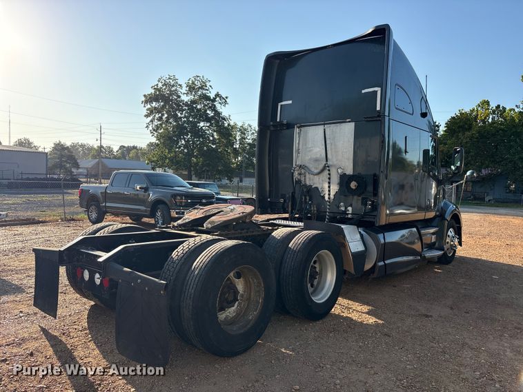 image for item ET0399 2011 Kenworth T700 Series semi truck