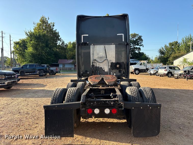image for item ET0399 2011 Kenworth T700 Series semi truck