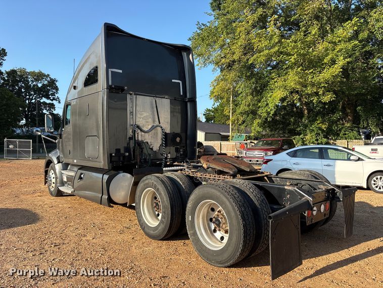 image for item ET0399 2011 Kenworth T700 Series semi truck