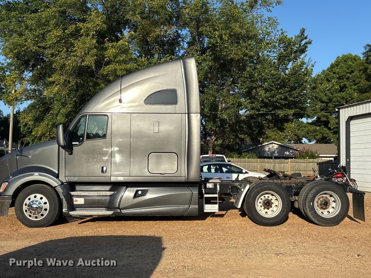 image for item ET0399 2011 Kenworth T700 Series semi truck