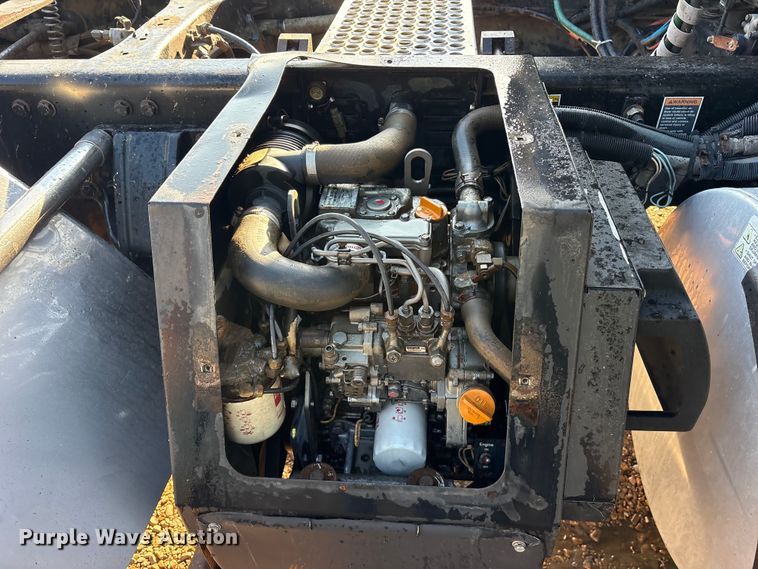 image for item ET0399 2011 Kenworth T700 Series semi truck