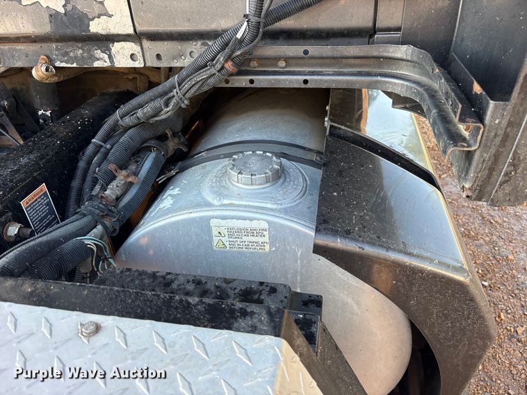 image for item ET0399 2011 Kenworth T700 Series semi truck