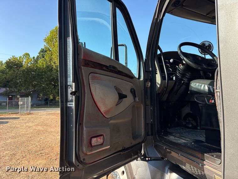 image for item ET0399 2011 Kenworth T700 Series semi truck