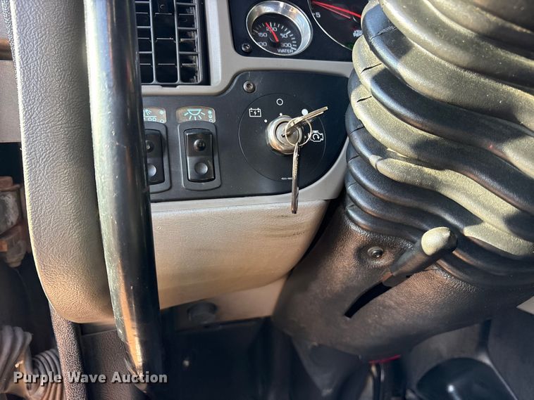 image for item ET0399 2011 Kenworth T700 Series semi truck