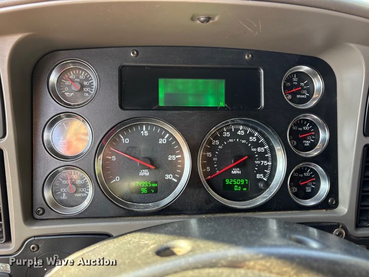 image for item ET0399 2011 Kenworth T700 Series semi truck