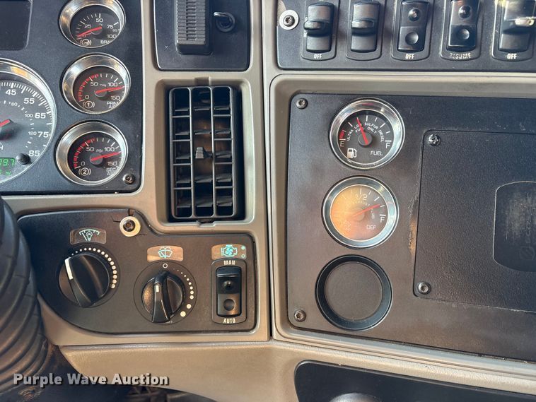 image for item ET0399 2011 Kenworth T700 Series semi truck