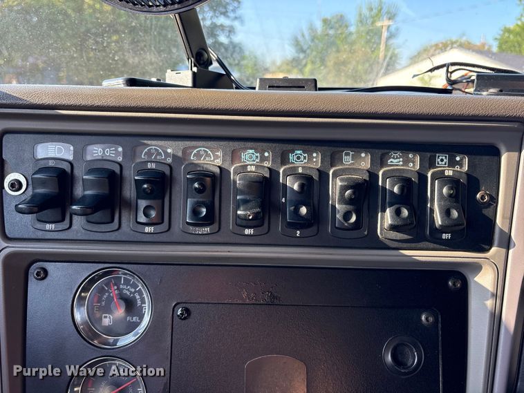 image for item ET0399 2011 Kenworth T700 Series semi truck