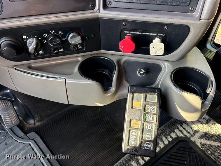 image for item ET0399 2011 Kenworth T700 Series semi truck