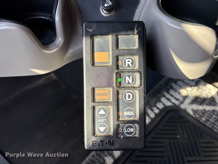 image for item ET0399 2011 Kenworth T700 Series semi truck