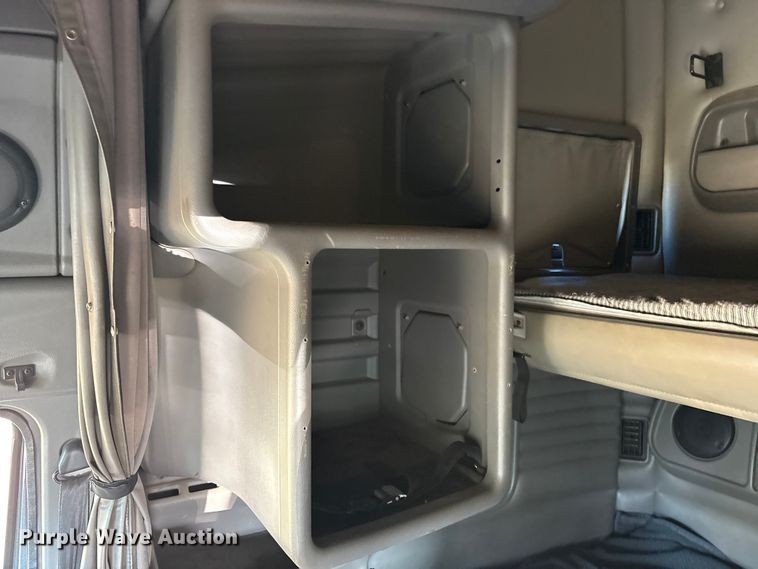 image for item ET0399 2011 Kenworth T700 Series semi truck