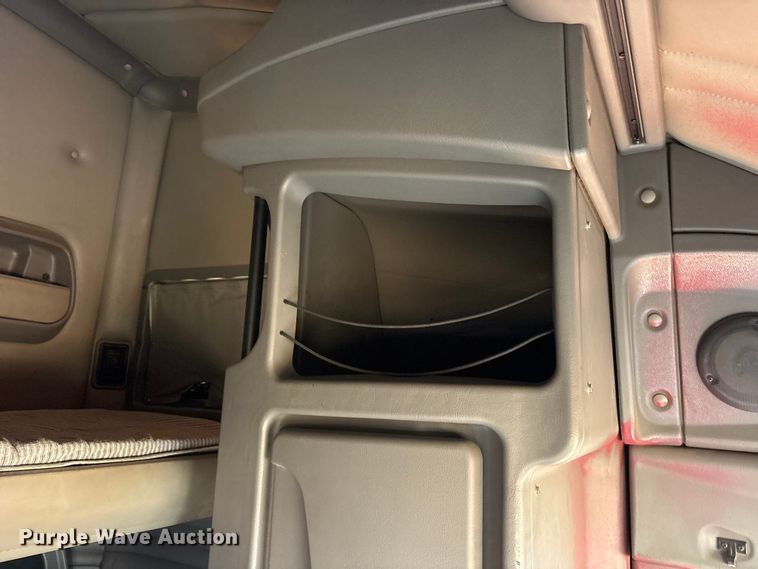 image for item ET0399 2011 Kenworth T700 Series semi truck