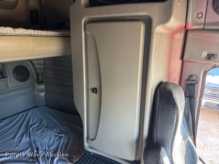 image for item ET0399 2011 Kenworth T700 Series semi truck