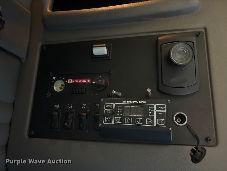 image for item ET0399 2011 Kenworth T700 Series semi truck