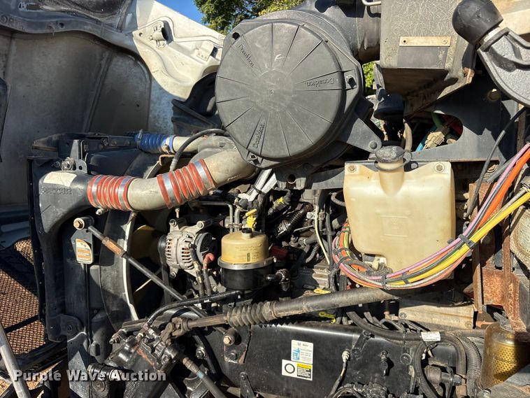 image for item ET0399 2011 Kenworth T700 Series semi truck