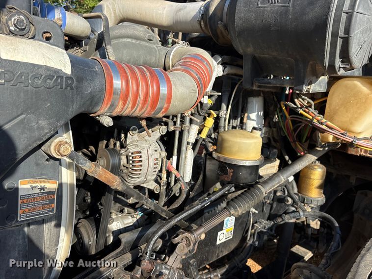 image for item ET0399 2011 Kenworth T700 Series semi truck