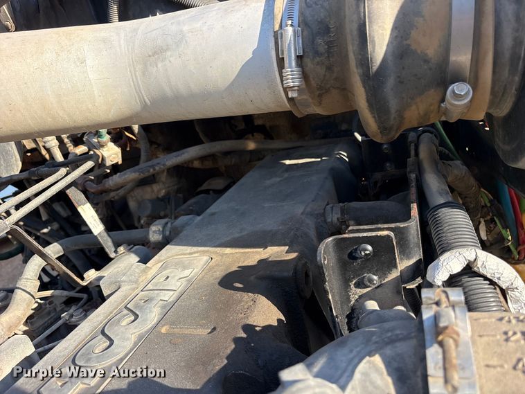 image for item ET0399 2011 Kenworth T700 Series semi truck