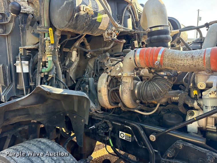 image for item ET0399 2011 Kenworth T700 Series semi truck