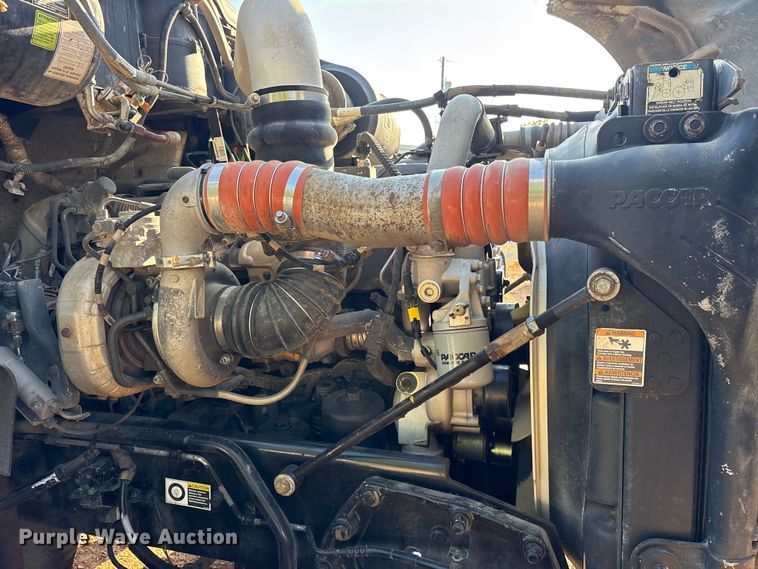 image for item ET0399 2011 Kenworth T700 Series semi truck
