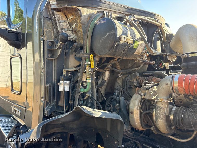 image for item ET0399 2011 Kenworth T700 Series semi truck