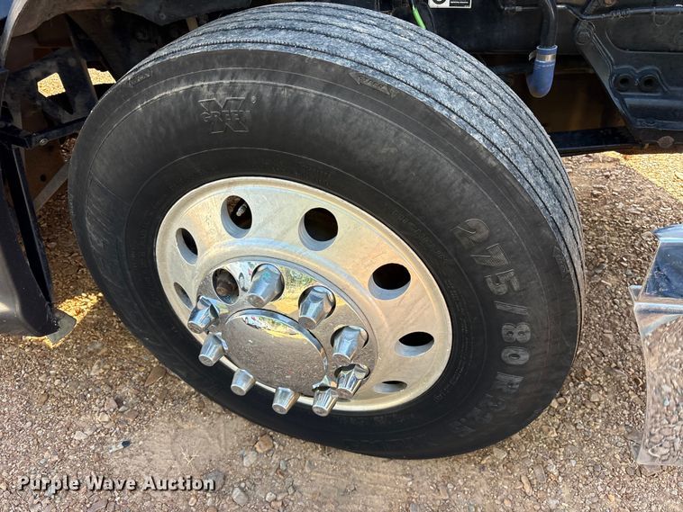 image for item ET0399 2011 Kenworth T700 Series semi truck