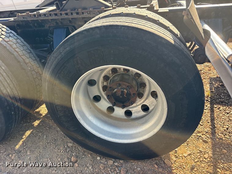 image for item ET0399 2011 Kenworth T700 Series semi truck